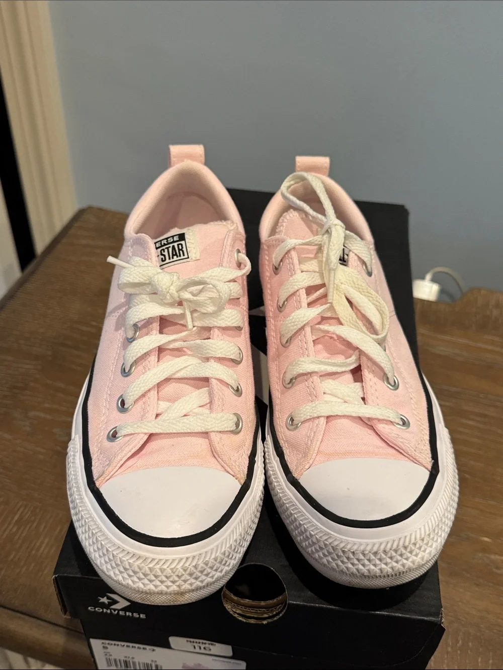 Converse Kids Low Top Sneakers in Light Pink Sz 5